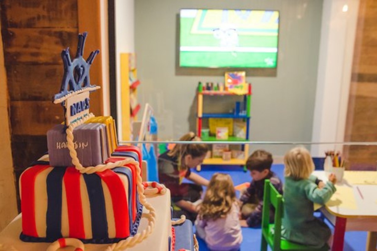 Onde comer com crianças em Santos? Veja bares e restaurantes com espaço kids