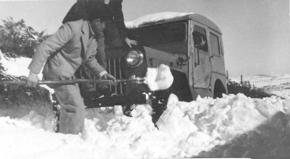 Neve atingiu 1,30m e deixou a cidade isolada — Foto: Bampi/Divulgação
