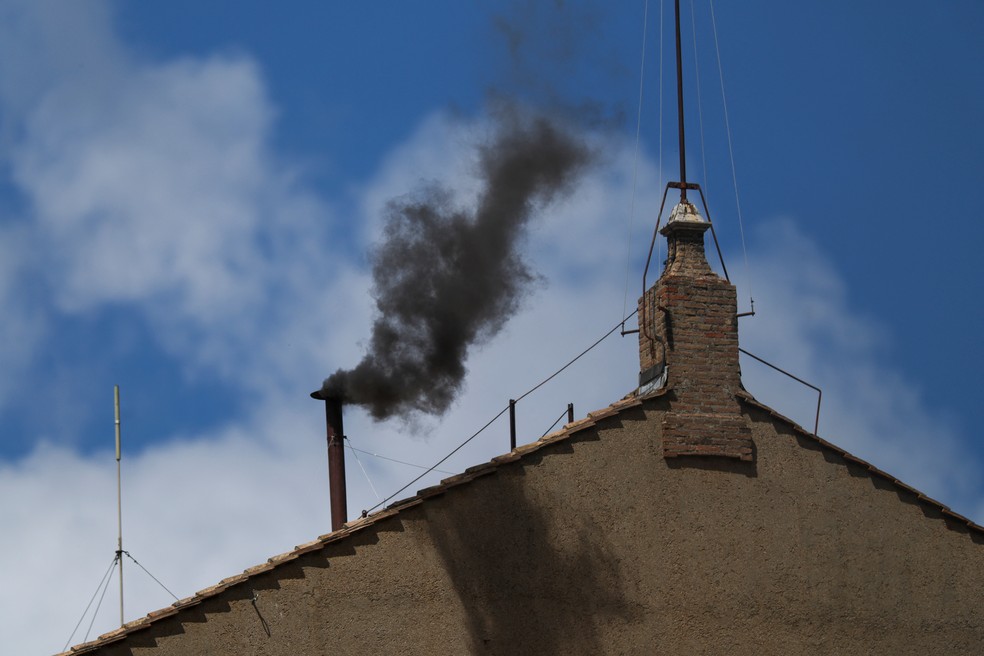 Fumaça preta na manhã do 2º dia do conclave, em 8 de maio de 2025. — Foto: REUTERS/Hannah McKay