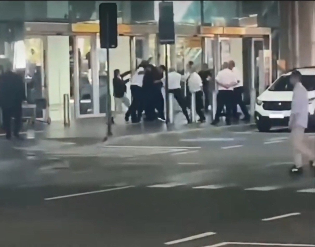 VÍDEO: Motorista de aplicativo é agredido por taxistas durante briga no aeroporto de Guarulhos, na Grande SP 