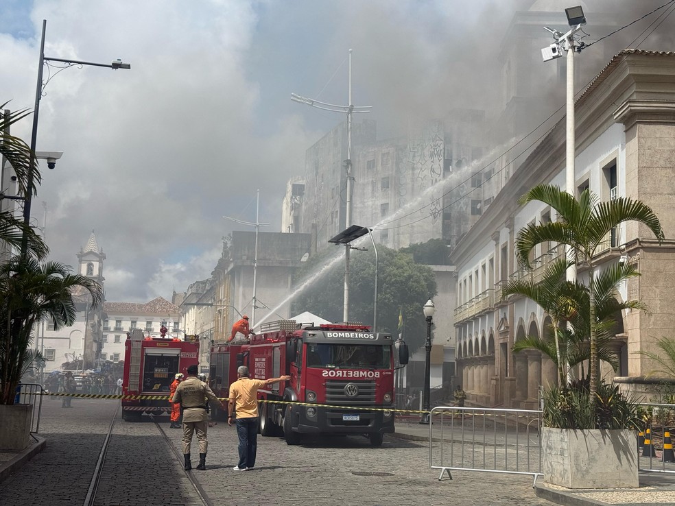 Bombeiros atuam para combater chamas — Foto: Giana Mattiazzi/TV Bahia