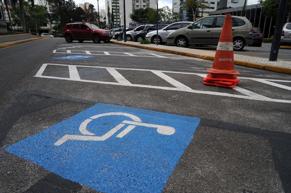 Vagas de estacionamento destinadas a pessoas com deficiência (PcD) — Foto: Everson Bressan/SMCS