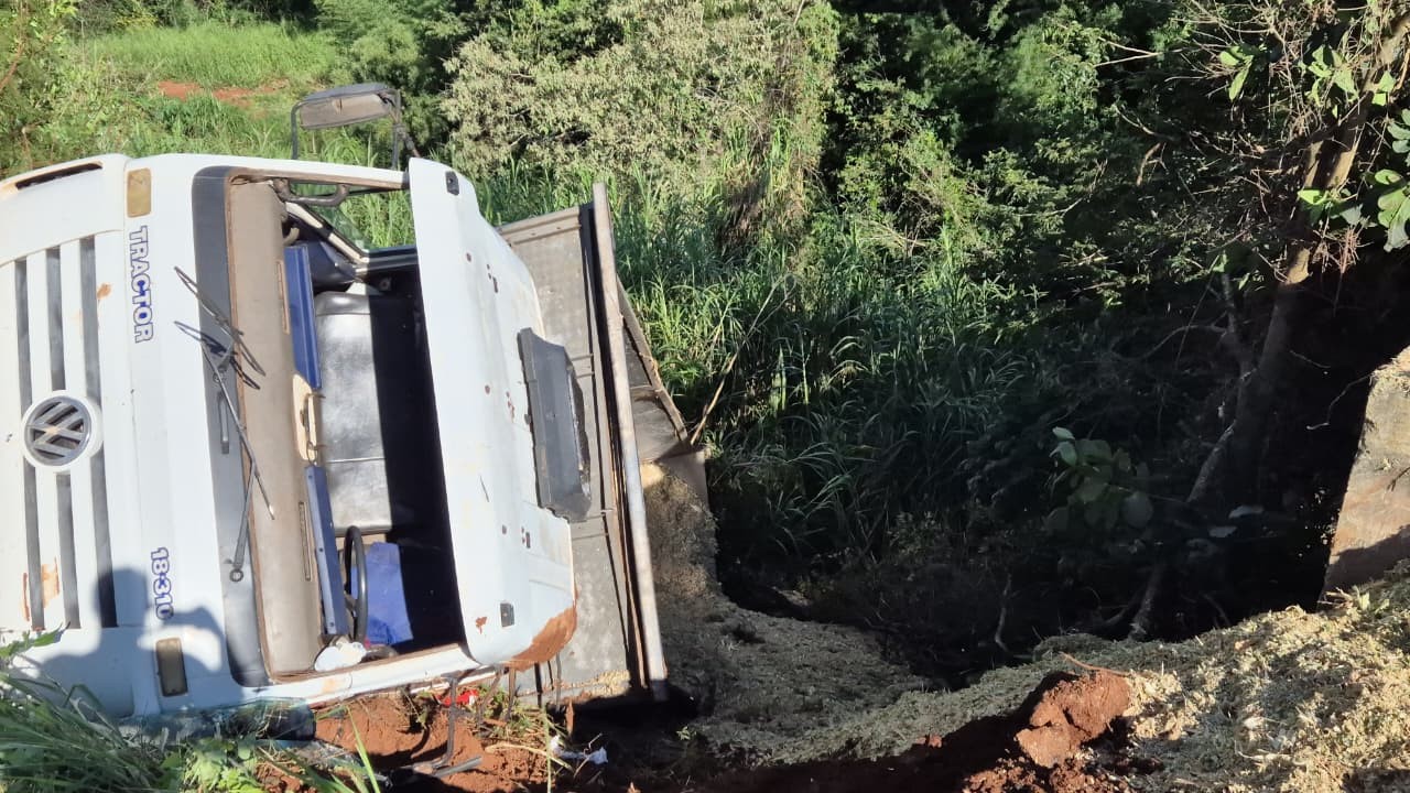 Caminhão desgovernado cai em barranco a poucos metros de córrego no interior de SP; 3 ficaram feridos