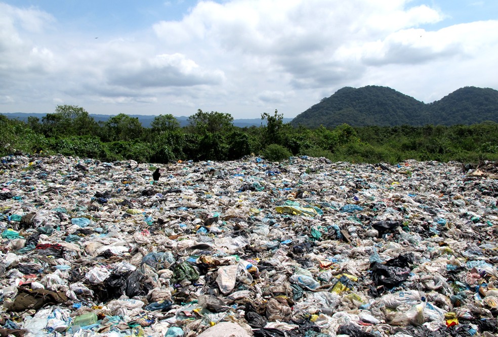 Lixão da cidade de Mongaguá, no litoral de São Paulo. — Foto: Silvio Muniz/G1