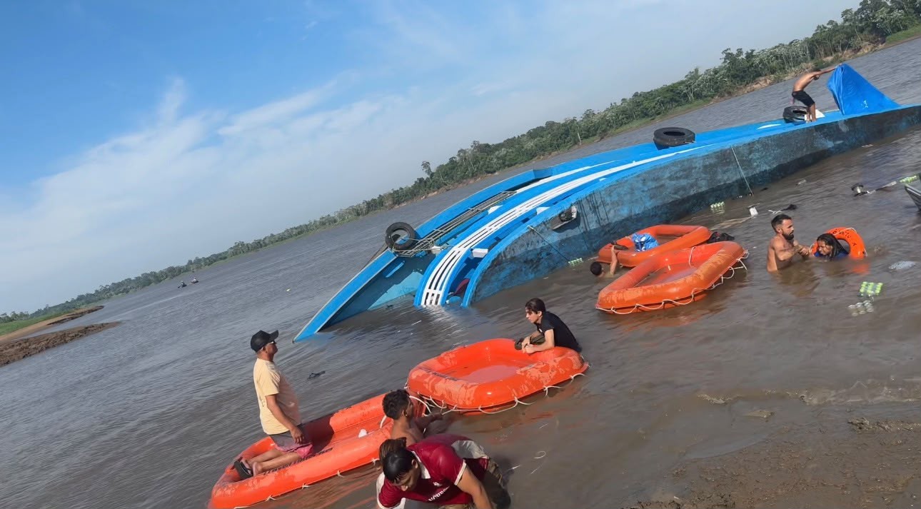 Embarcação naufraga após bater em tronco submerso no interior do AM