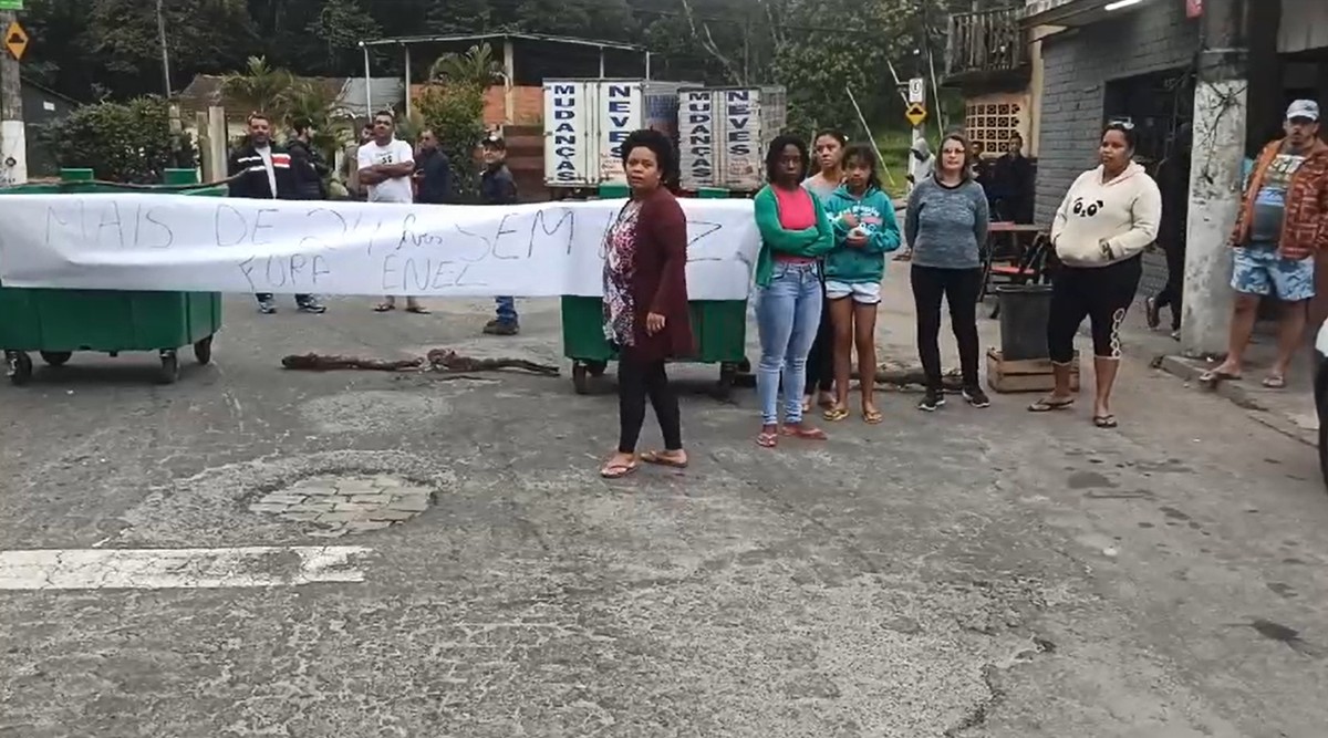 Moradores fazem protesto contra falta de luz e fecham rua em Petrópolis