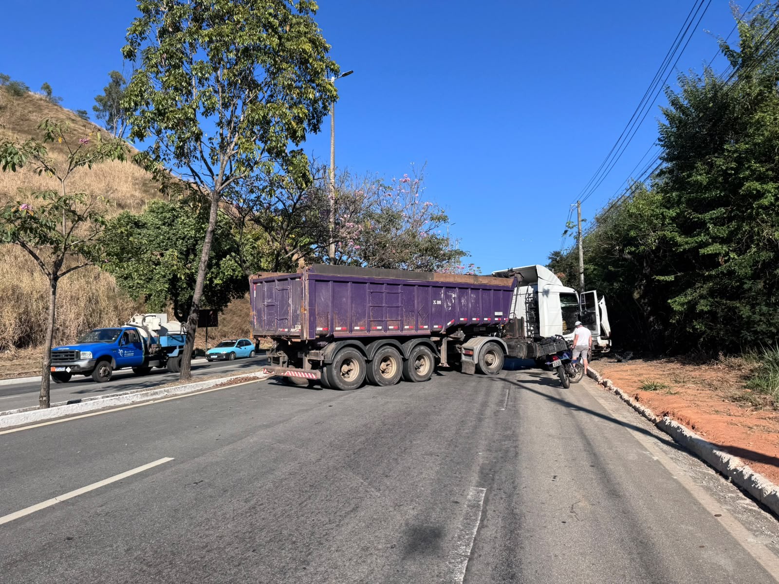 Carreta fica atravessada no Morro da Usipa, na BR-381, após pane mecânica em Ipatinga