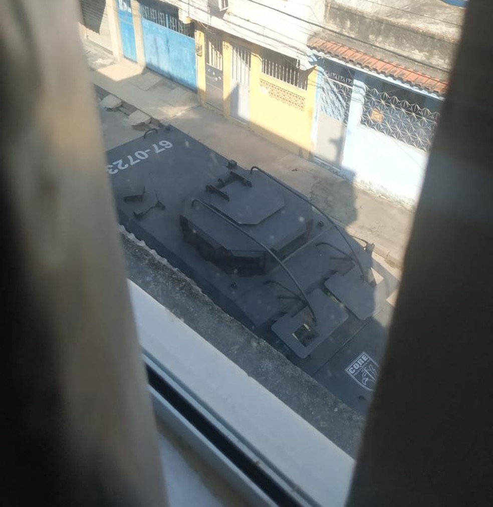 Blindado da Polícia Civil em operação para prender o miliciano Playboy da Curicica na Maré — Foto: Reprodução/Arquivo Pessoal