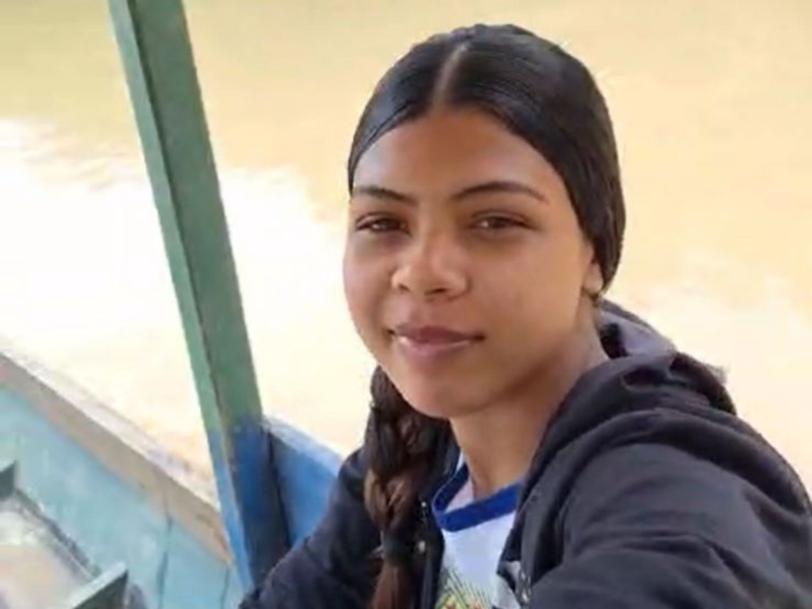 De barco, estudante ribeirinha mostra trajeto que faz diariamente até escola e VÍDEO repercute no AC