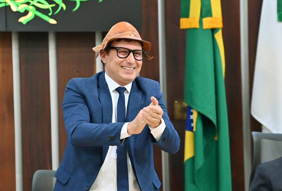 Humorista Mução recebe título de cidade norte-rio-grandense na Assembleia Legislativa — Foto: Eduardo Maia/ALRN