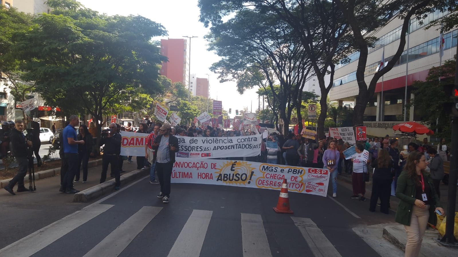 Professores municipais de BH em greve fazem ato; audiência de sindicato com prefeitura termina sem acordo