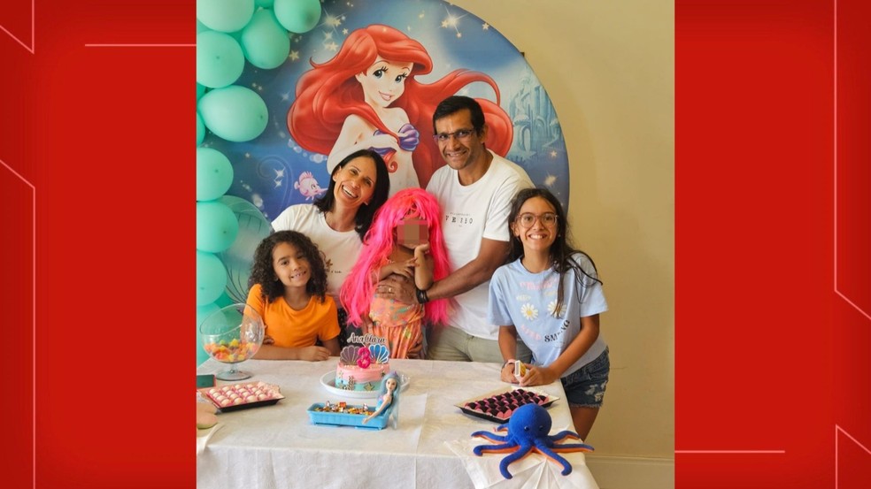 Adriana comemora aniversário de menina acolhida junto com a família — Foto: Arquivo pessoal
