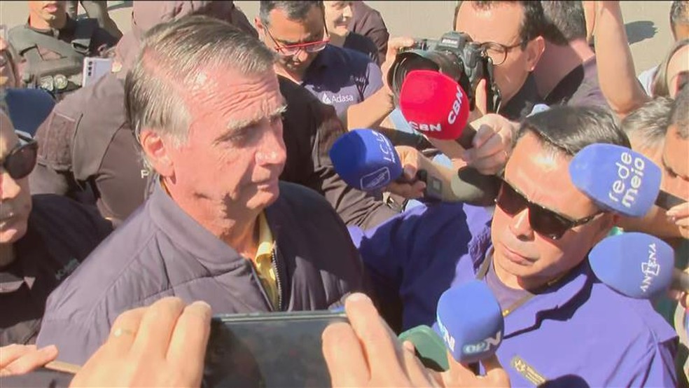 Bolsonaro dá entrevista após colocar tornozeleira eletrônica — Foto: Reprodução/Globonews