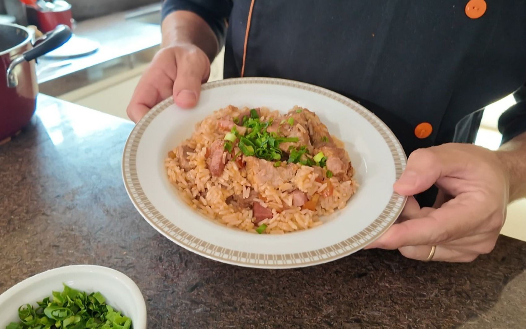 'Barato da Cozinha': aprenda a fazer arroz com suã
