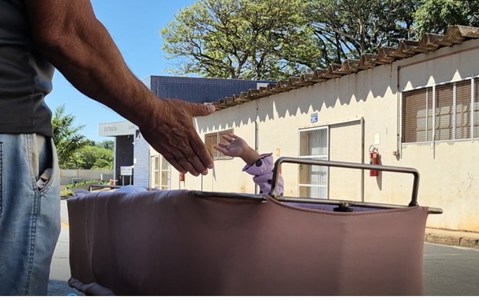 Amarildo Batista da Silva acompanhou as filhas gêmeas siamesas na segunda cirurgia de separação de crânio, em Ribeirão Preto, SP — Foto: Divulgação/HC Ribeirão Preto