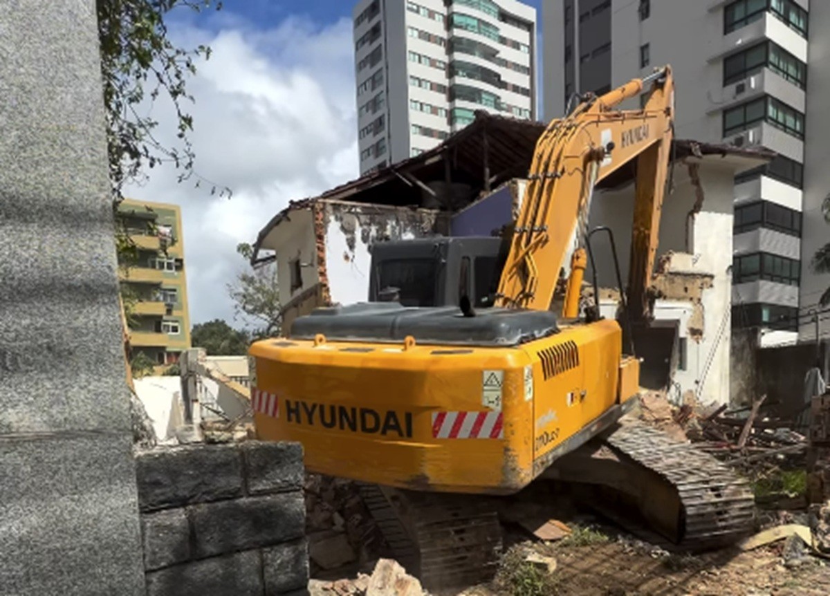 Drogasil tem obra embargada e é multada em quase R$ 130 mil após demolir antigo sobrado para construir farmácia no Recife