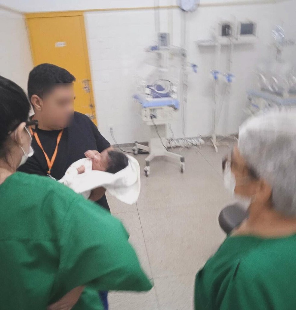 Bebê fica trancado oito dias sozinho com sua mãe após parto em casa — Foto: Reprodução