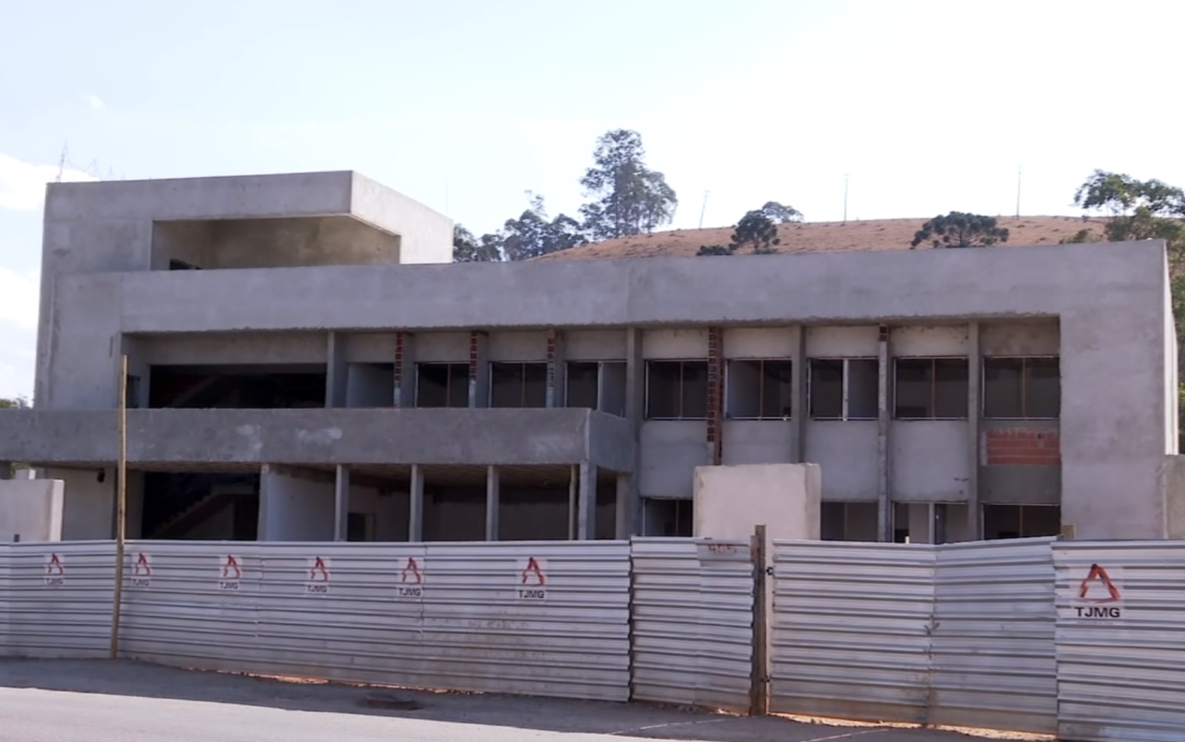 Pedreiros entram na Justiça contra construtora e TJMG por falta de pagamento em obra do Fórum de Camanducaia, MG