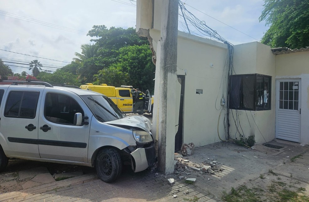 Sete crianças ficam feridas após motorista de minivan furar blitz e bater em muro em Paulista — Foto: Reprodução/WhatsApp