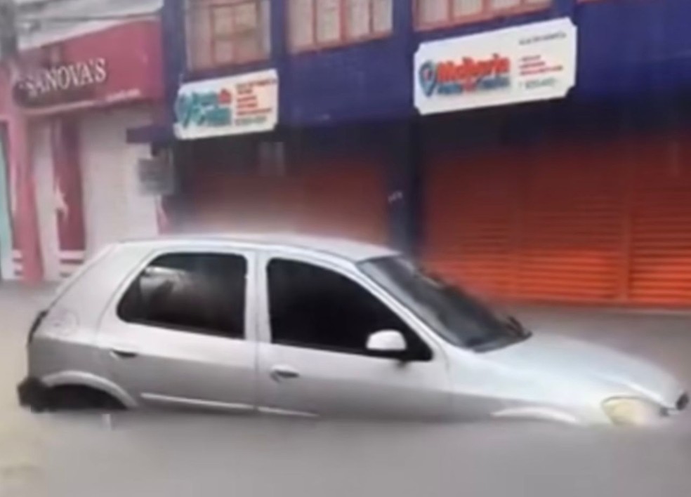 Carro fica submerso na Avenida Saldanha Marinho, Centro de Manaus. — Foto: Reprodução/Redes Sociais