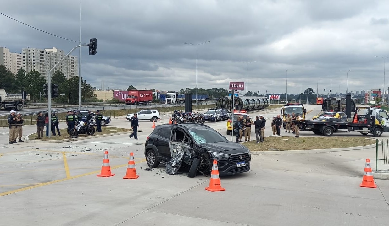Policial militar que estava de moto morre após acidente com viatura da Polícia Penal em Curitiba