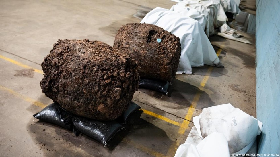 Barris de cal viva podem ter contribuído para incêndio e naufrágio — Foto: Jonas Walzberg/DW