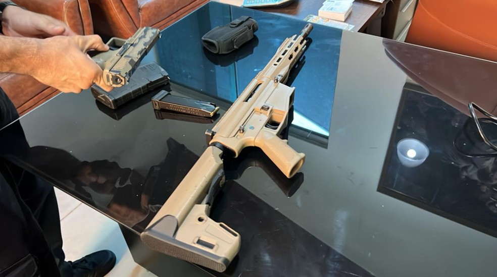 Polícia Civil de SP apreende fuzil em casa em Ponta Porã (MS). — Foto: Divulgação