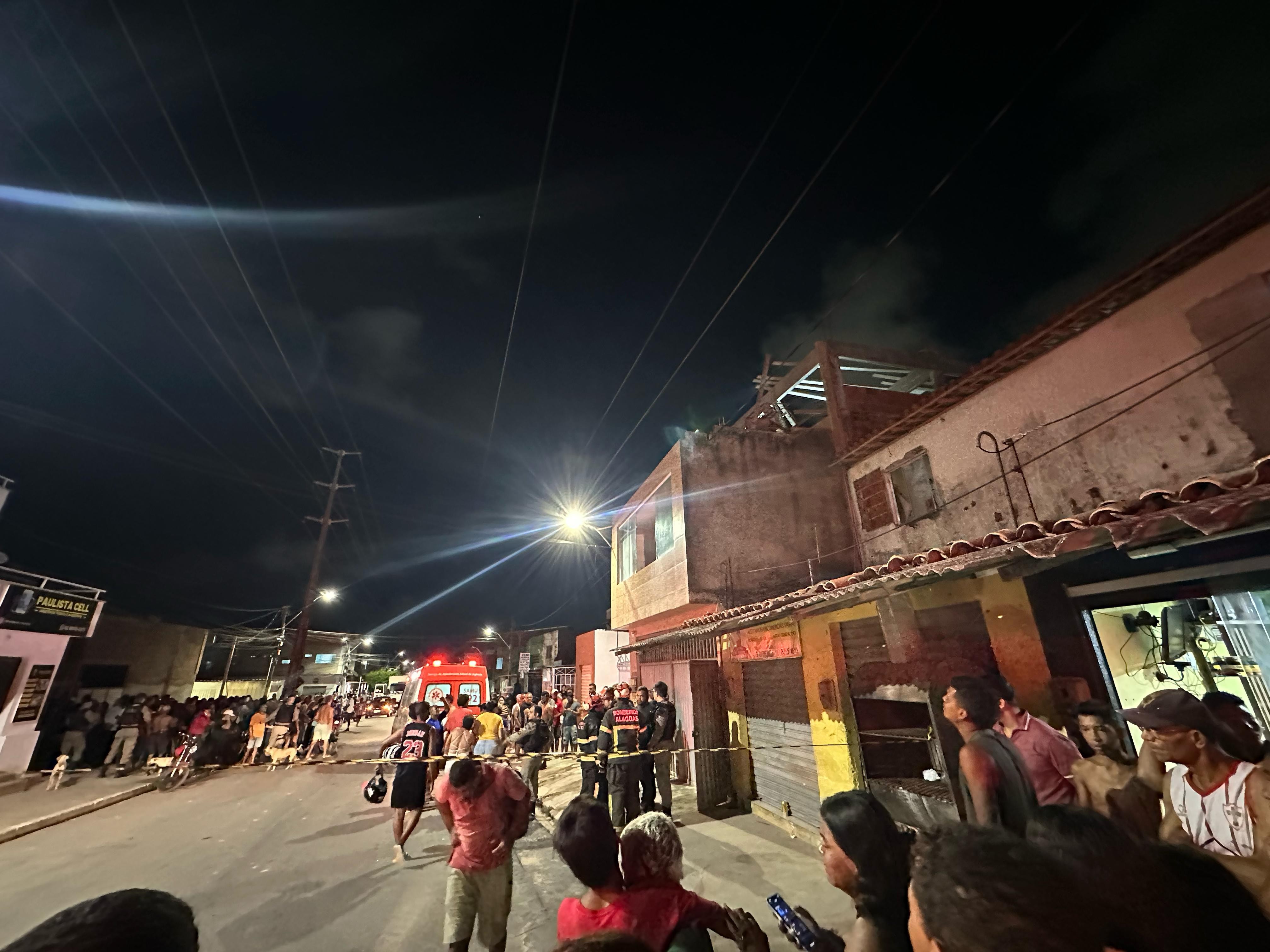 Jovem morre por choque elétrico após tocar em rede de energia durante obra em 1º andar no São Jorge, em Maceió