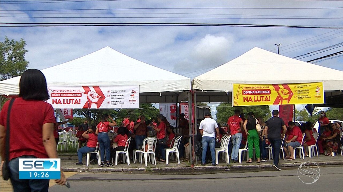 Professores da rede estadual fazem ato em frente ao prédio do TCE em Aracaju