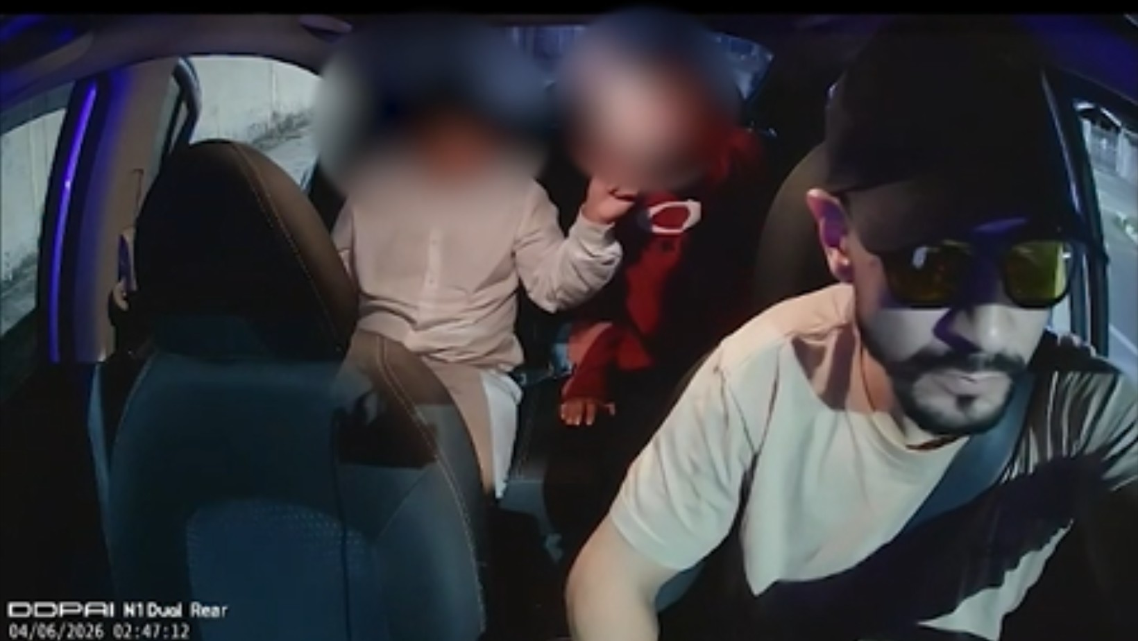 Motorista de app manda passageiros descerem após fala de que Racionais é 'música horrível de preto'; veja VÍDEO