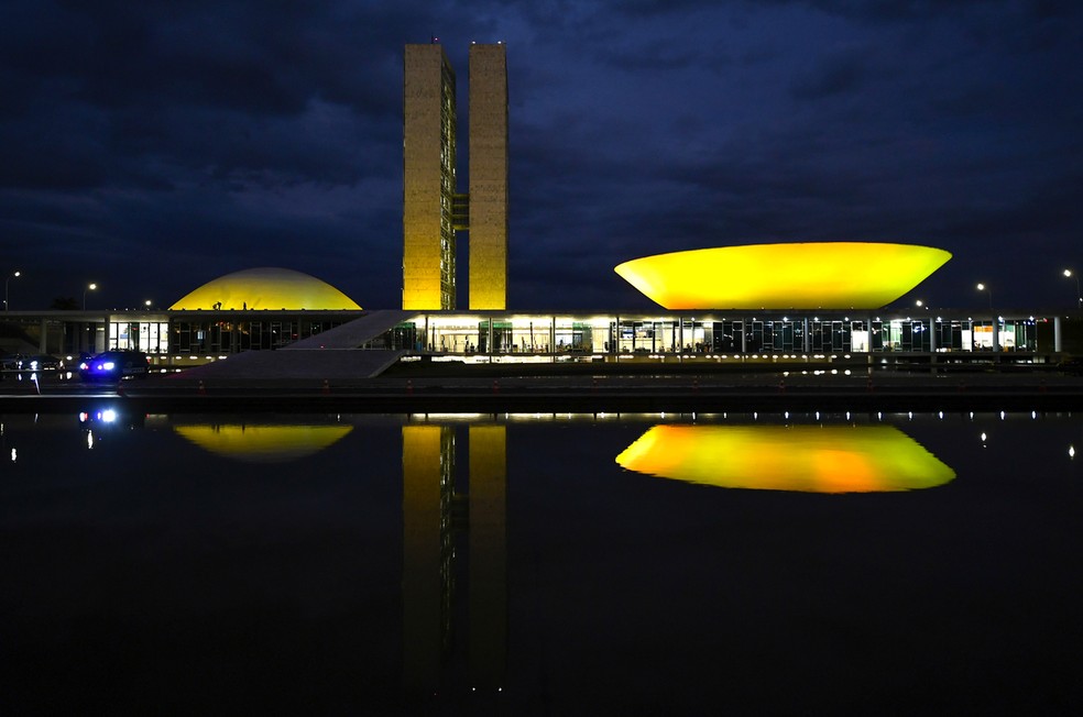 Palácio do Congresso Nacional fica iluminado de amarelo, de 2 a 5 de agosto, em uma ação do Ministério da Saúde relacionada à Semana Mundial do Aleitamento Materno. — Foto: Carlos Moura/Agência Senado