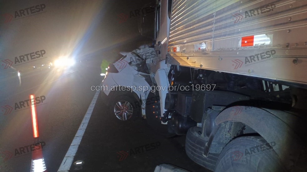 2 de 5
Motorista de uma SUV bateu na traseira de um outro carro e, na sequência, perdeu o controle e bateu de frente com um caminhão — Foto: Artesp/Divulgação