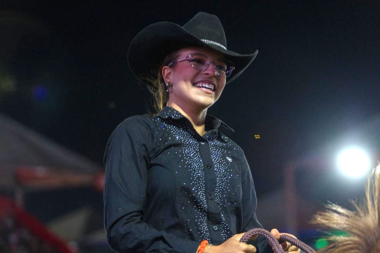 Julia Dias durante prova dos três tambores na terceira noite do Limeira Rodeo Music em Cordeirópolis — Foto: Thomaz Marostegan/g1
