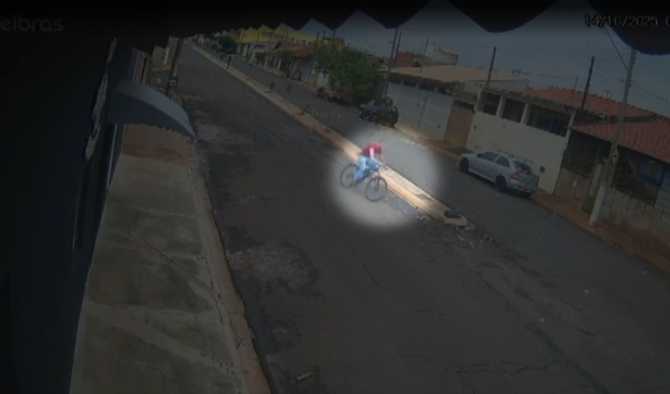 VÍDEO: delegado pega bicicleta abandonada e persegue suspeito de vender droga que fugiu correndo