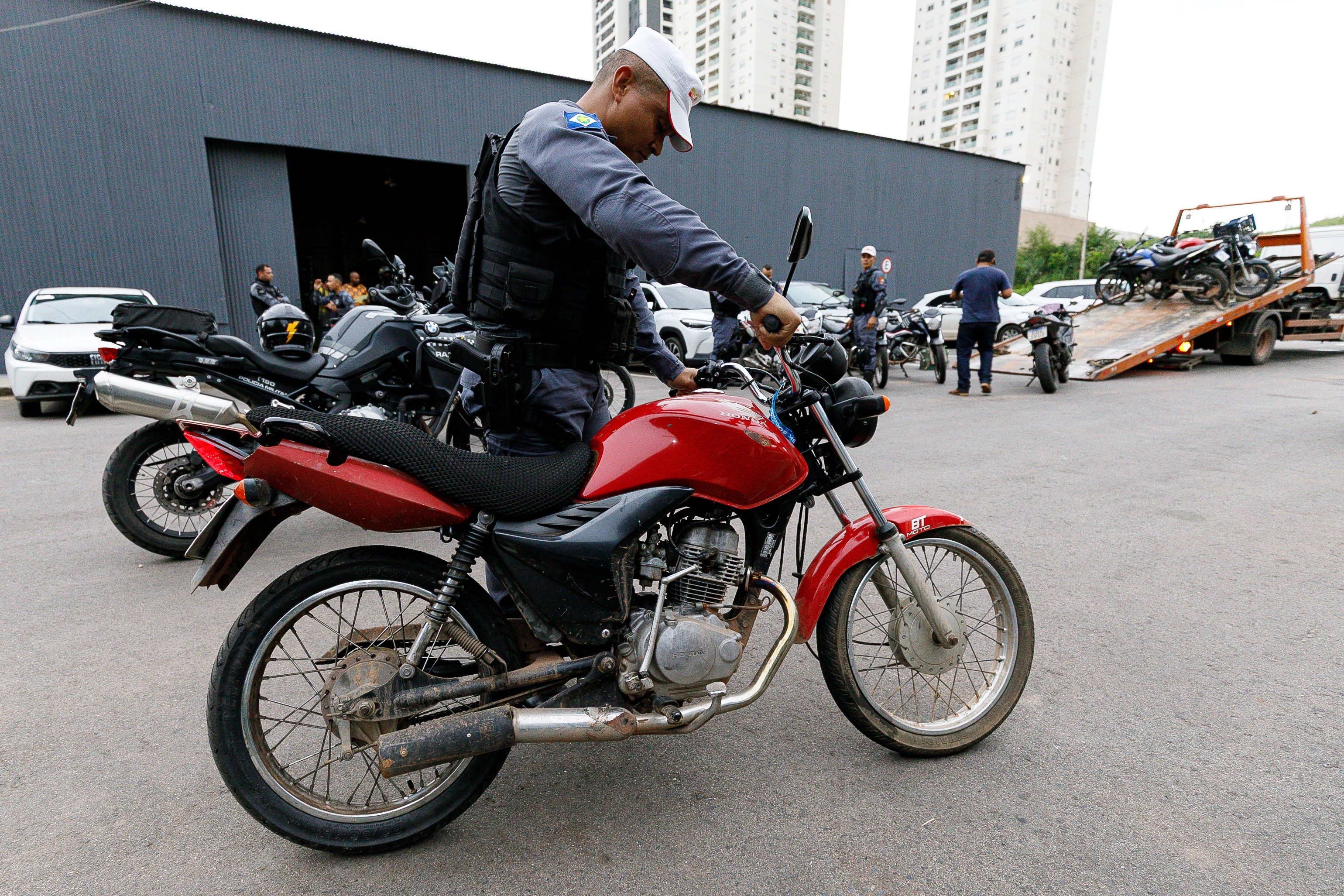 Mais de 10 motociclistas são multados e têm veículos apreendidos em fiscalização contra pouluição sonora em Cuiabá