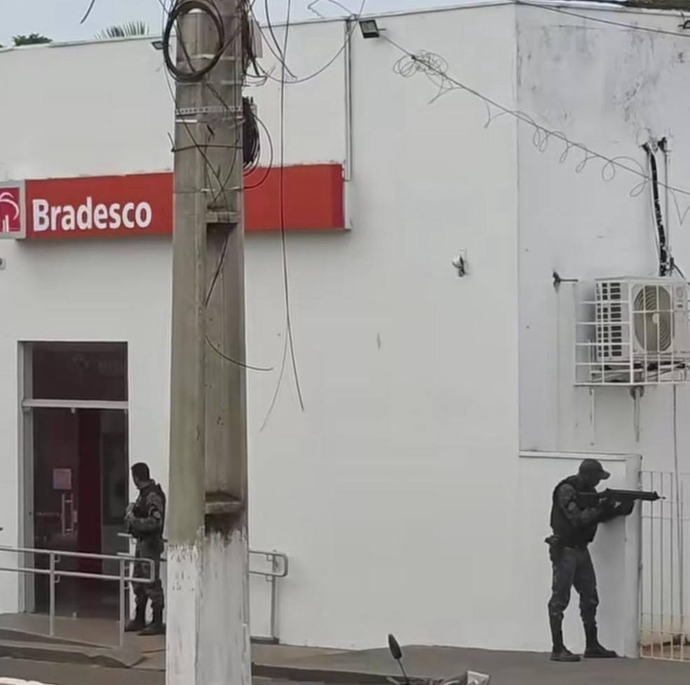 Gerente de banco é mantido refém com explosivo preso ao corpo em Porto Franco — Foto: Divulgação