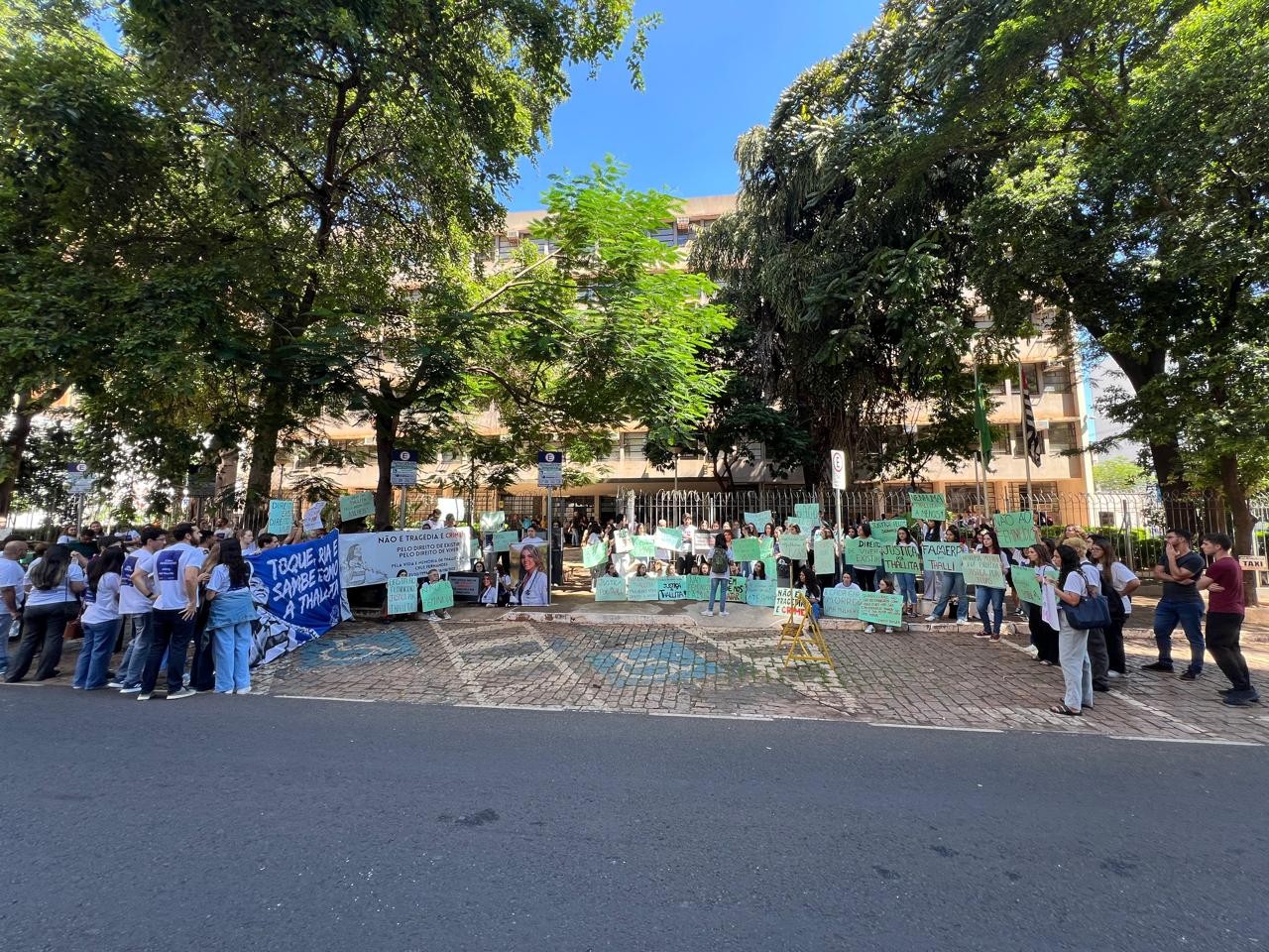 Protestantes reunidos em frente ao frum de Rio Preto (SP) no dia do jri popular do acusado de esfaquear e esconder corpo de mdica em mala  Foto: Rogrio Pedrozo/TV TEM