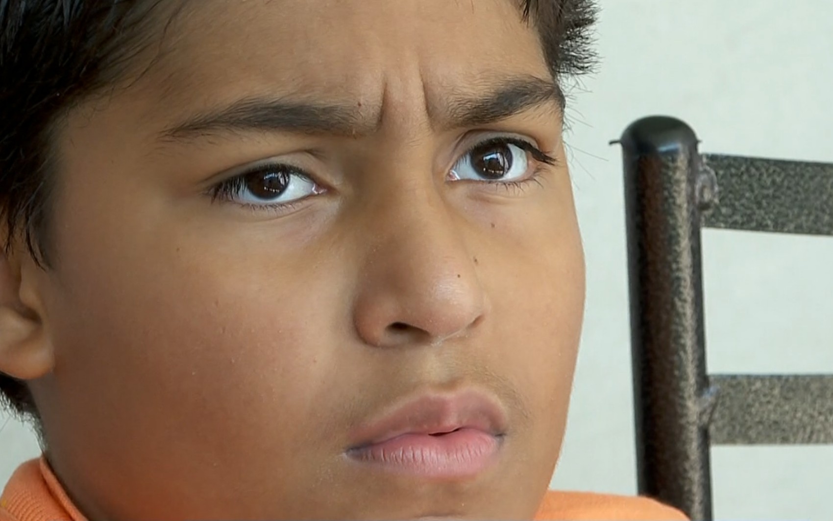 'Cada dia é uma luta', diz mãe de adolescente de 12 anos com doença autoimune rara que dificulta mastigação e locomoção