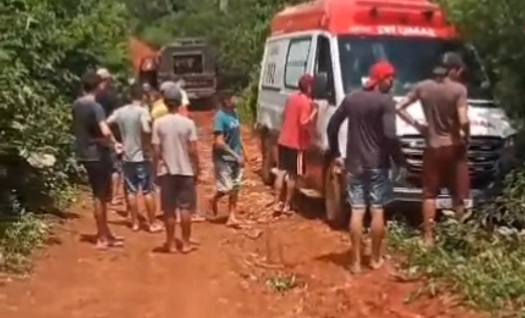 Ambulância atola em estrada de terra a caminho da casa de paciente no Ceará; vídeo