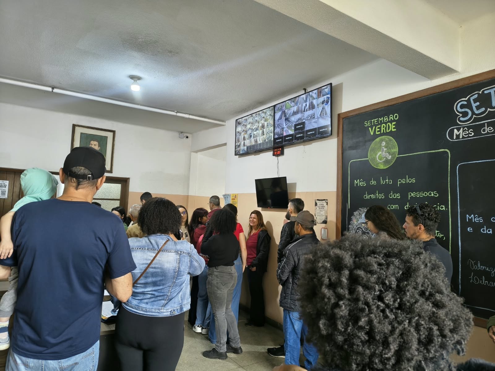 Eleições 2026: eleitores votam sem demora na fila em seções de Teresópolis.