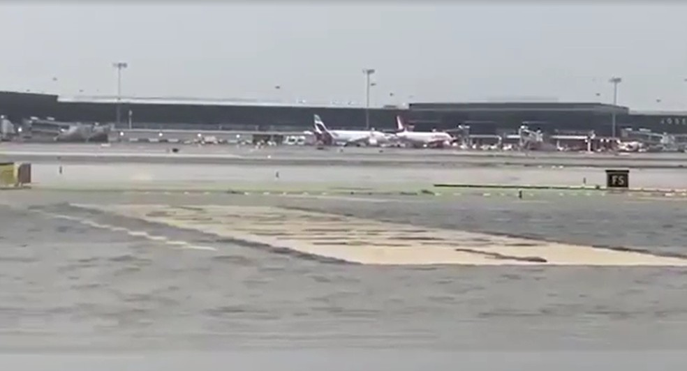 Pista de aeroporto internacional de Barcelona "vira rio" após chuvas torrenciais causarem enchentes em 4 de novembro de 2024. — Foto: Viral Press via Reuters