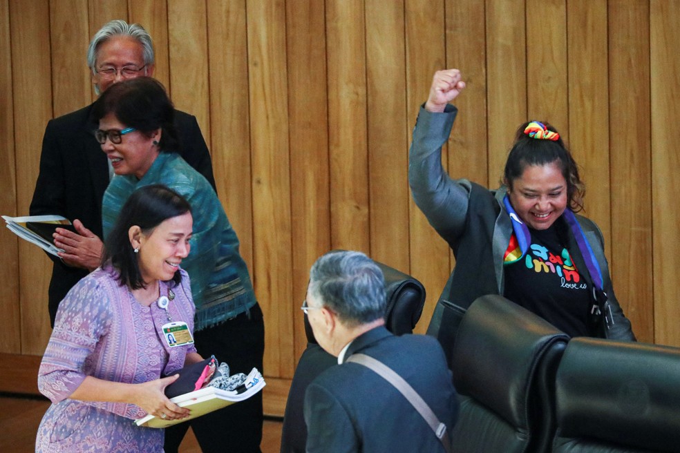 Reação dos membros da comunidade LGBTQ+ após a aprovação do projeto de lei de igualdade no casamento pelo Senado em 18 de junho de 2024 — Foto: REUTERS/Chalinee Thirasupa
