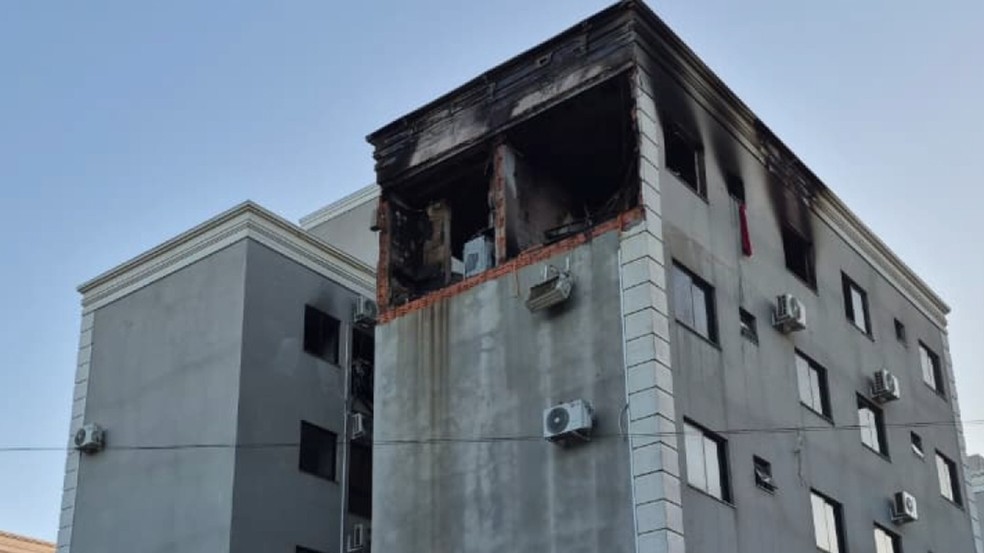 Apartamento ficou destruído após explosão — Foto: RPC