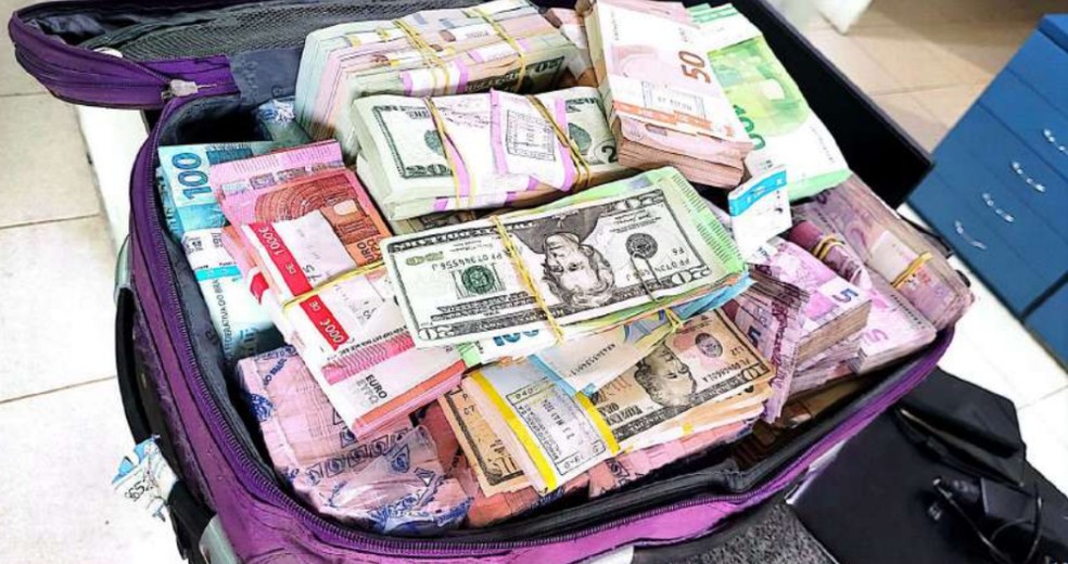 Mala apreendida com dinheiro furtado de agência do Banco do Brasil em Vitória. Eduardo Barbosa Oliveira, de 44 anos, e Paloma Duarte Tolentino, de 29 anos, foram presos. — Foto: Reprodução