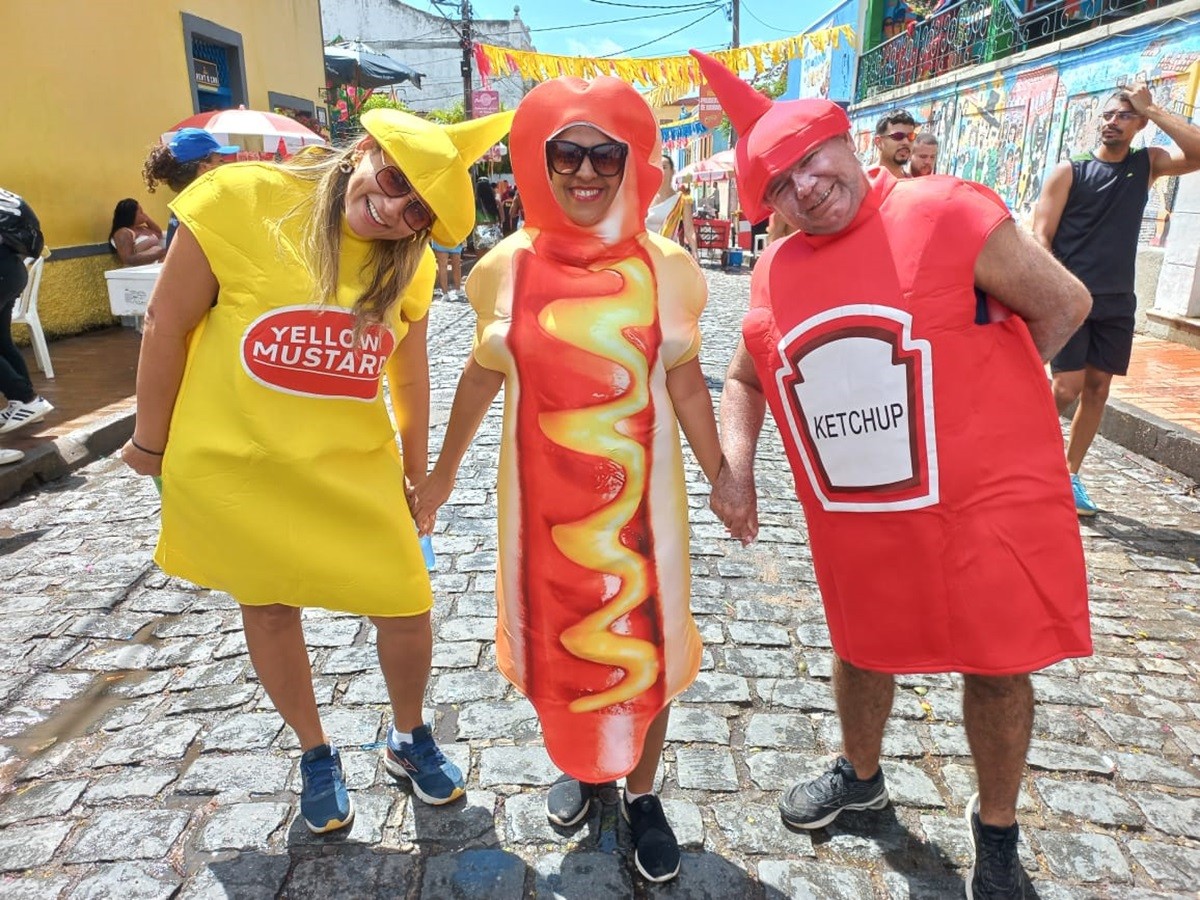 Cuscuz com ovo, ketchup, pão com salsicha e 'carne no prato do vegano': foliões se fantasiam de comida no carnaval de Olinda