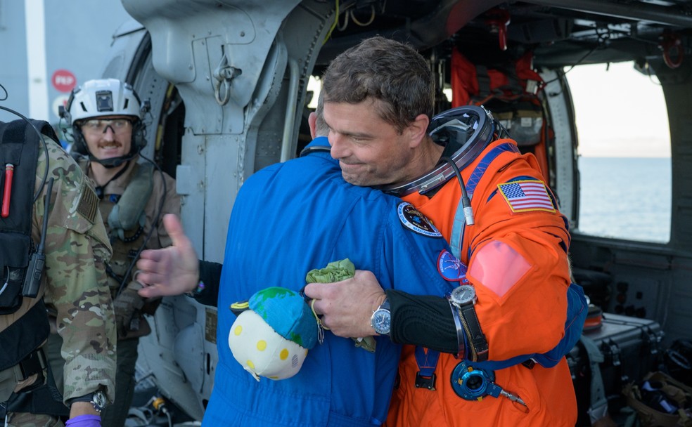 O astronauta Reid Wiseman abraça o médico de voo da Nasa após retorno à Terra — Foto: NASA/Bill Ingalls