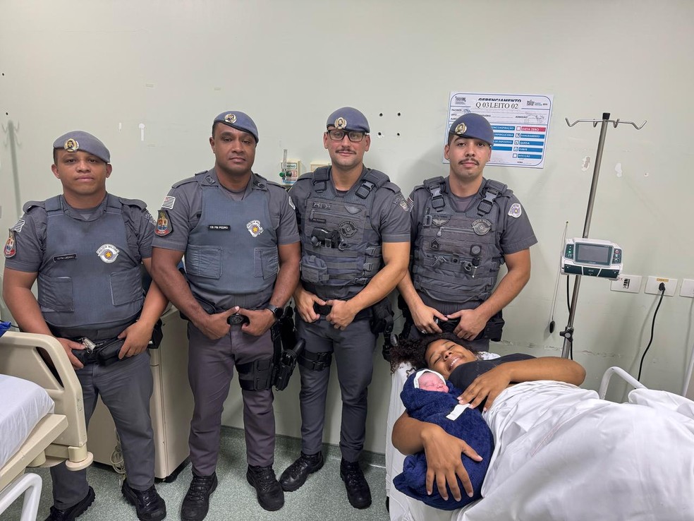 Bebê nasceu na viatura dos policiais militares em Salto (SP) — Foto: Polícia Militar