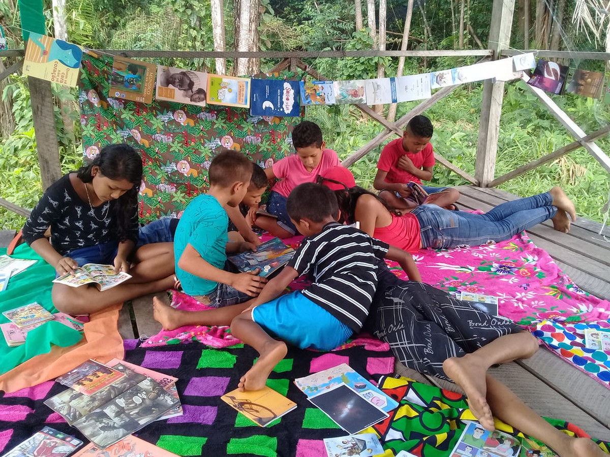 Biblioteca itinerante percorre rios do AP para distribuir livros e leituras a crianças