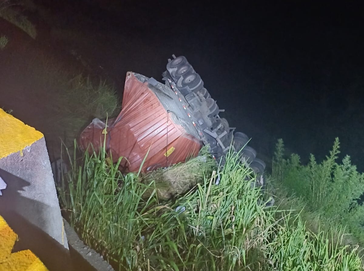 Carreta cai em ribanceira após bater em caminhão na Serra das Araras, em Piraí 