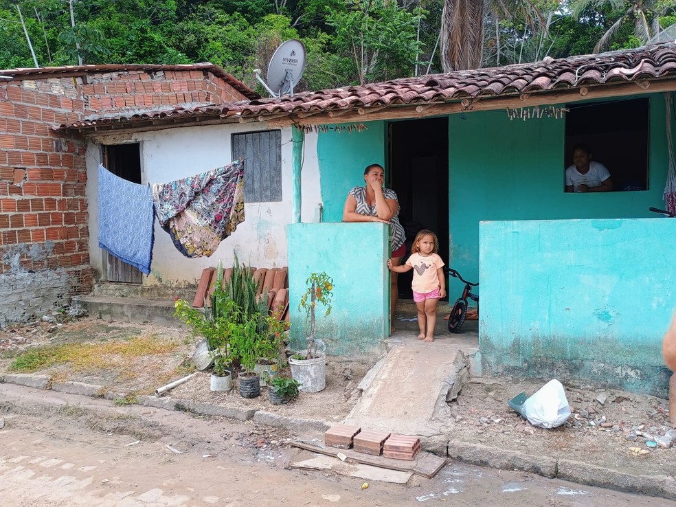 Crianças que ficaram desabrigadas em Mataraca agora temem as chuvas: 'Medo  de que a casa desmorone' | G1